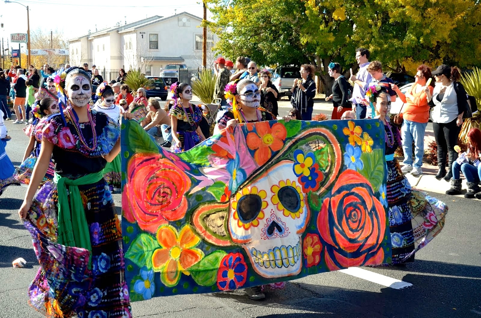 Nombre:  Dia-de-Los-Muertos-Celebration.jpg
Visitas: 204
Tamao: 718.4 KB
