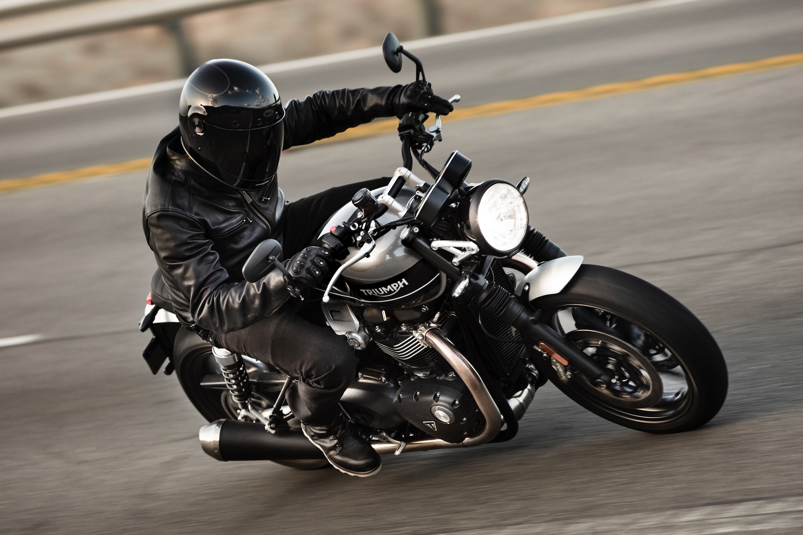 Nombre:  2019-Triumph-Speed-Twin-First-Look-retro-sport-motorcycle-8.jpg
Visitas: 194
Tamao: 341.8 KB