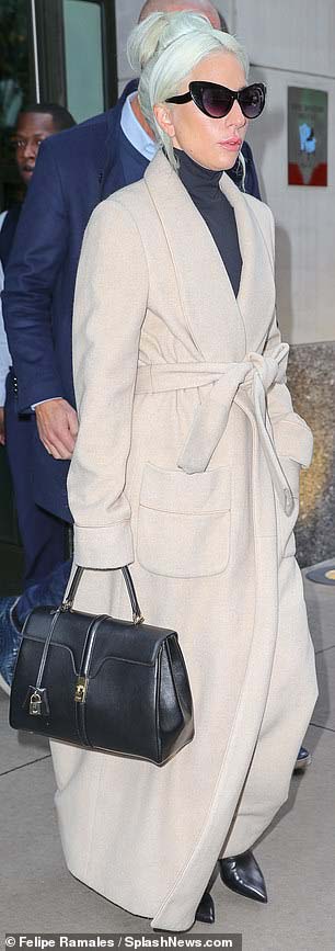 Nombre:  8327440-6574753-A_true_star_Her_hair_appeared_a_light_seafoam_tint_while_she_mas-a-156_154706814.jpg
Visitas: 68
Tama�o: 55.0 KB