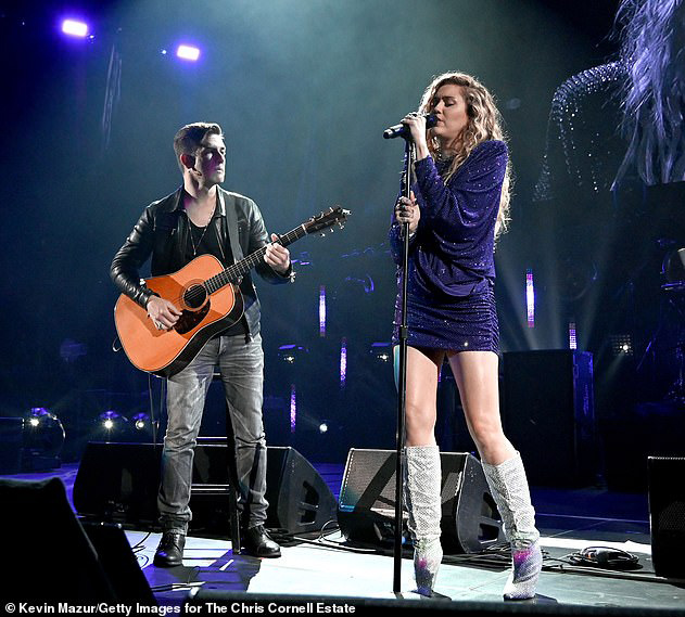 Nombre:  8638754-6601979-Taking_to_the_stage_Miley_Cyrus_was_performing_at_the_I_Am_The_H-a-33_1547732293.jpg
Visitas: 144
Tama�o: 187.4 KB